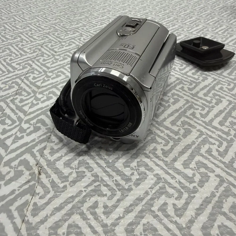 Sony Handycam DCR-SR68 80GB Camcorder Silver - For Parts/Repair - Blur On Zoom